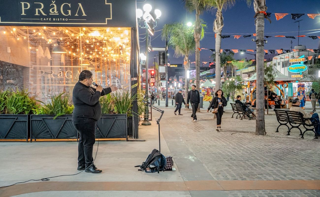 El tenor Ezequiel Ojeda transforma la avenida Revolución en un escenario
