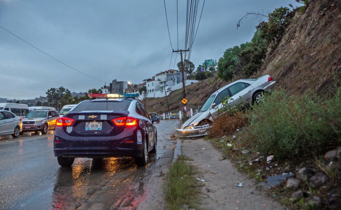 Abandonan vehículo tras salir del camino en el bulevar Cuauhtémoc Sur