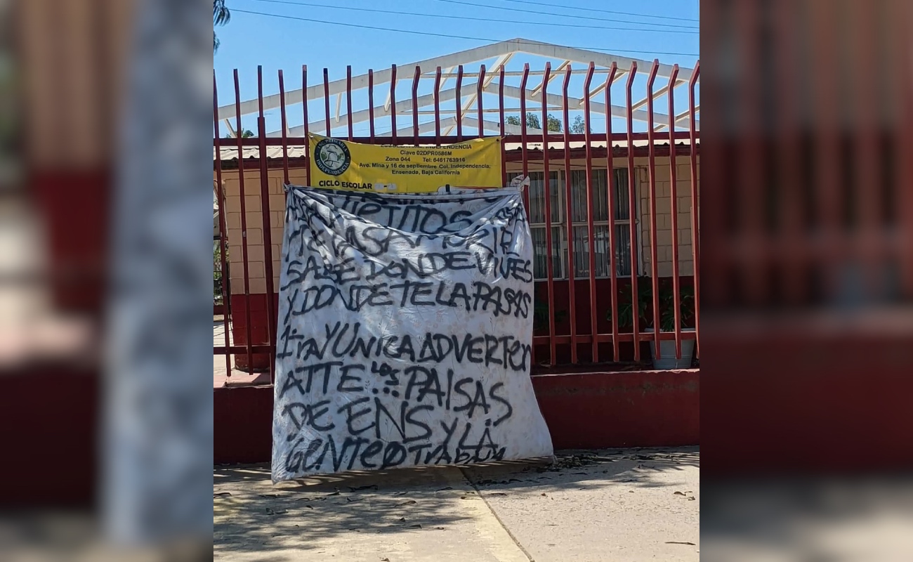 Colocan manta con amenazas en cerco de la primaria Independencia