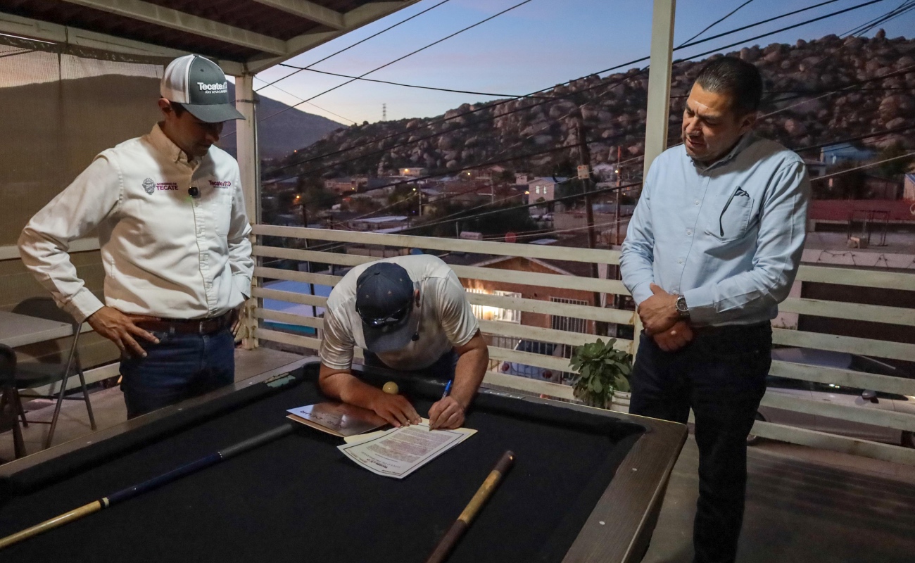 Entregan títulos de propiedad a familias de la colonia Escudero en Tecate