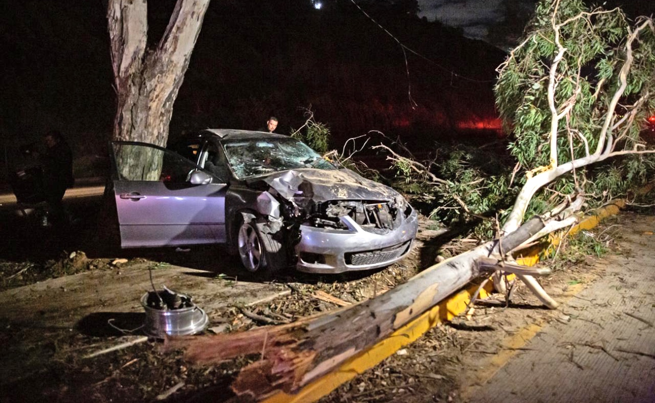 Protagonizan aparatoso accidente en el Libramiento Sur y huyen del lugar