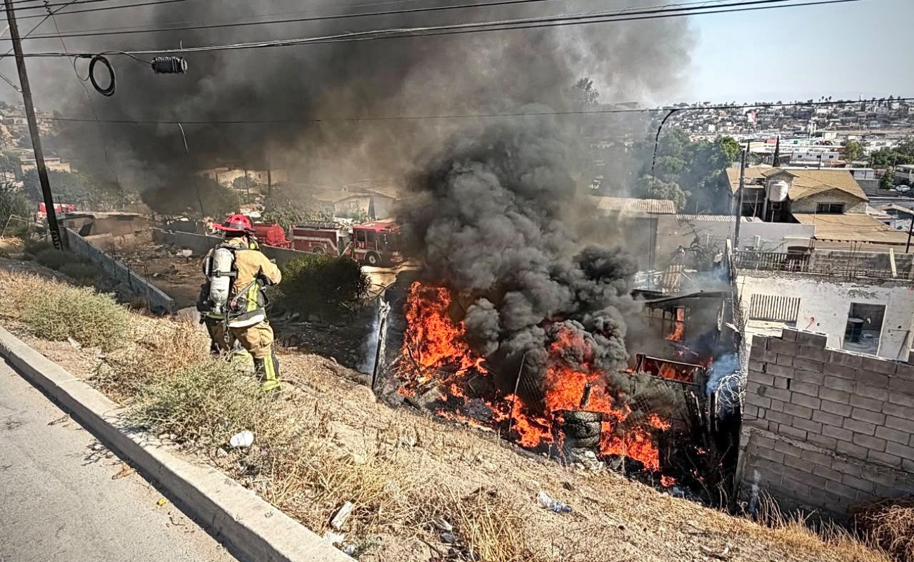 Incendio en colonia Arenales consume casa de madera y vehículos