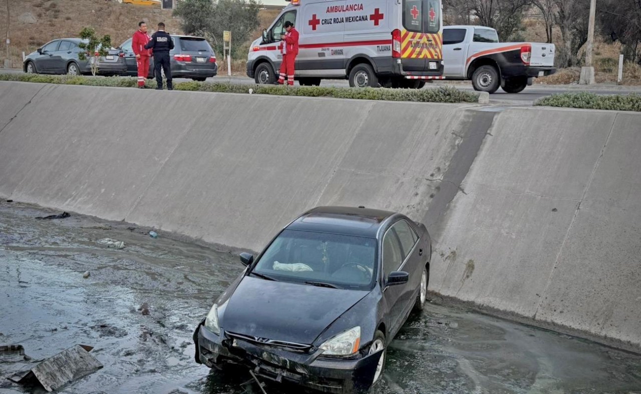 Pierde el control y termina en canalización del bulevar Los Olivos Norte
