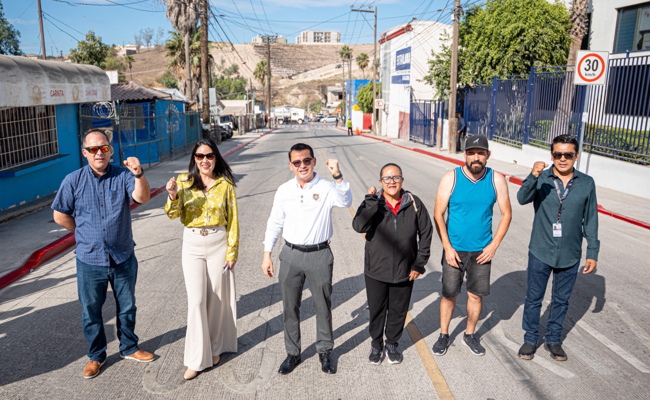 El presidente municipal, Abdiel Gutiérrez Coronado, constató la reconstrucción con concreto hidráulico.