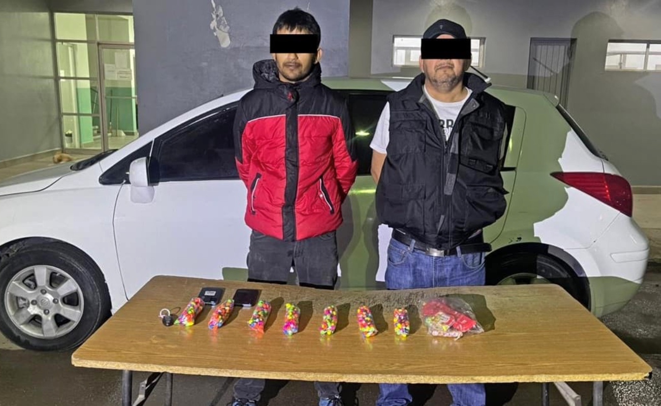 Policía Municipal detiene a dos personas por venta de pirotecnia a las afueras de una plaza comercial