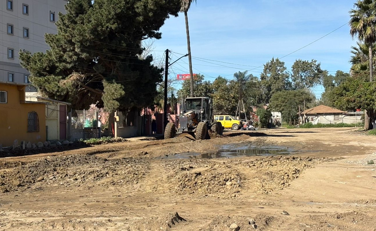 Se atienden encharcamientos en la colonia Maclovio Rojas, delegación Vicente Guerrero, con maquinaria pesada y colaboración de vecinos.