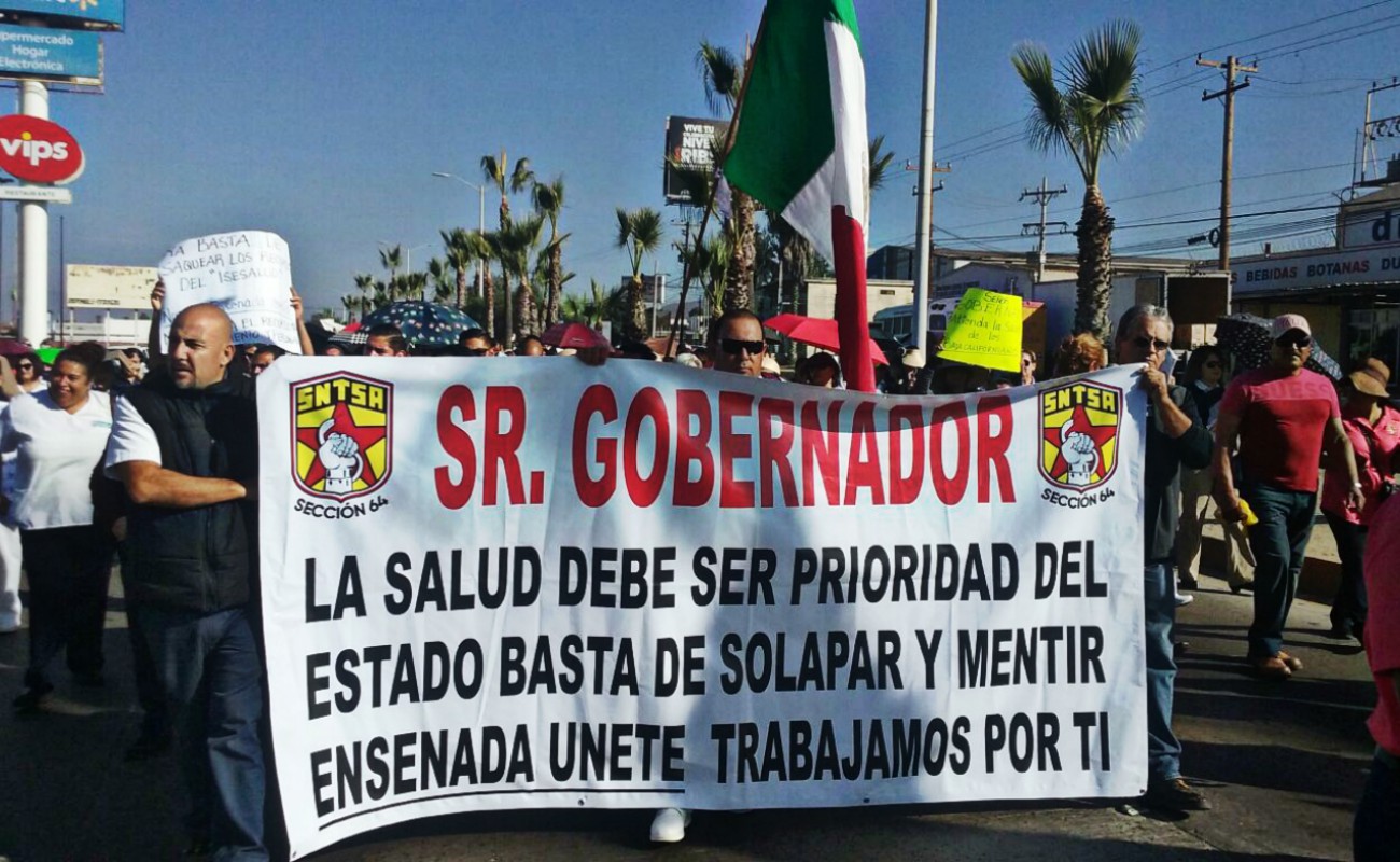Con marcha bloquean la Reforma trabajadores de Salud