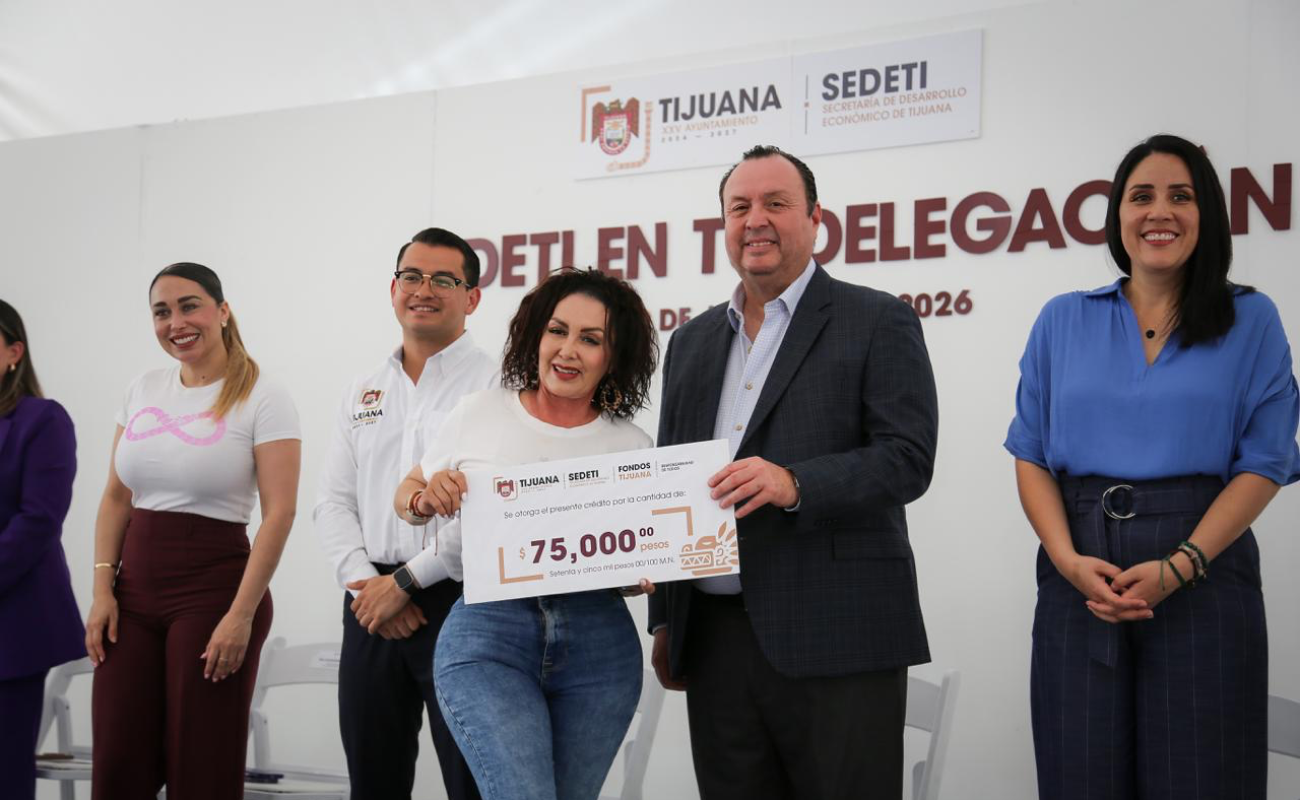 A través de asesoría, capacitación y entrega de créditos a emprendedores.