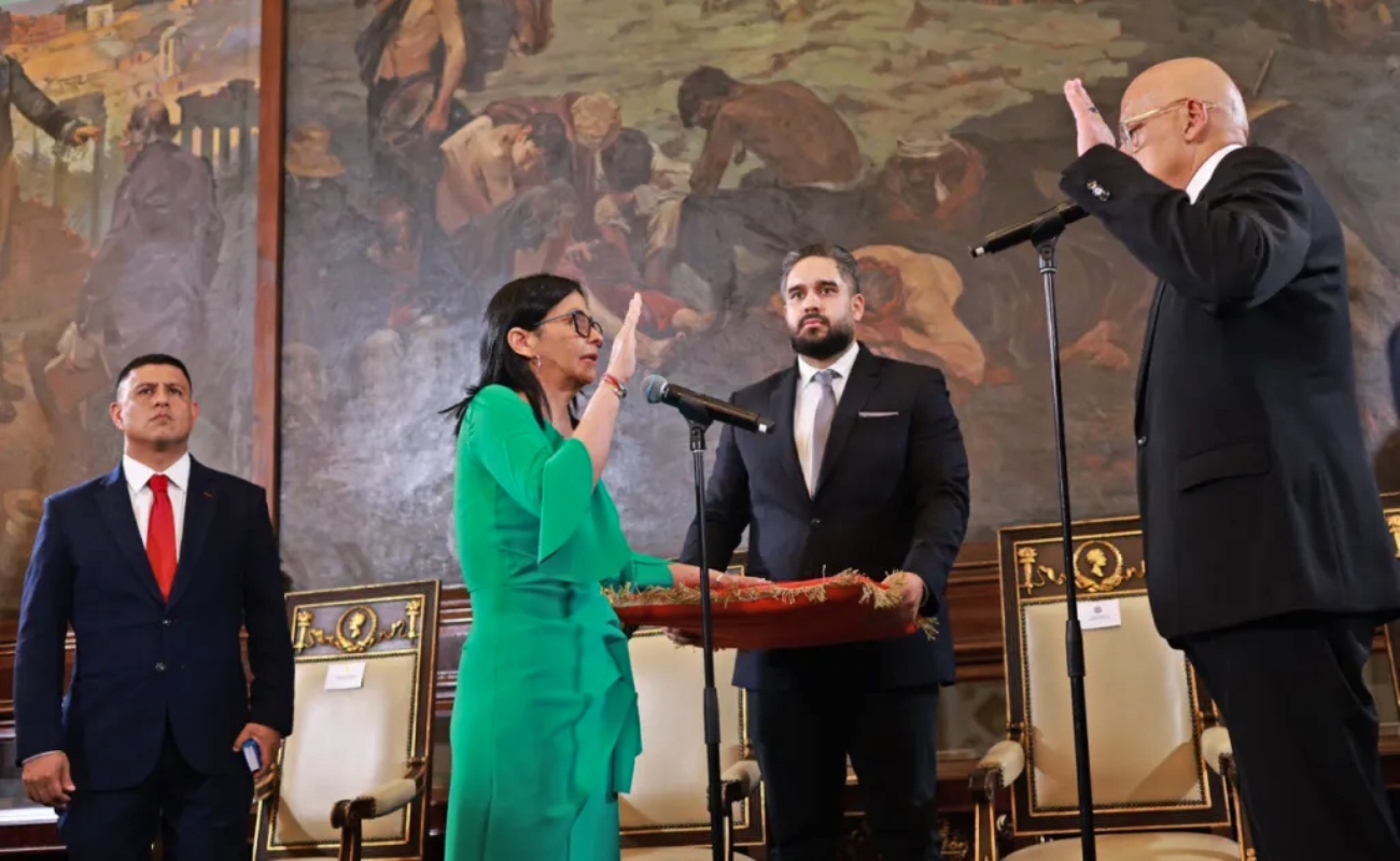 Delcy Rodríguez en la juramentación de un gobierno interino, en medio de una creciente tensión política y diplomática.