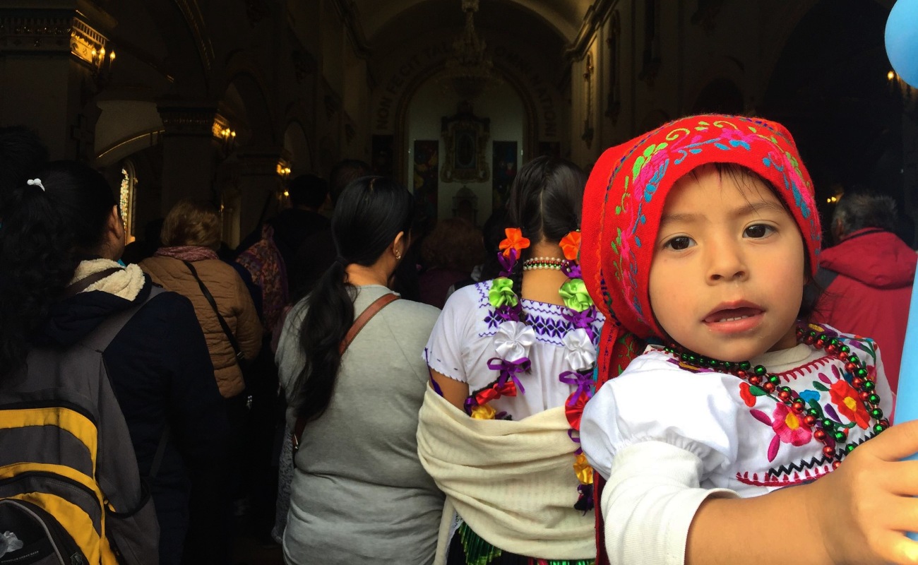 Tijuanenses de todas las edades visitan este 12 de diciembre a la Virgen de Guadalupe.