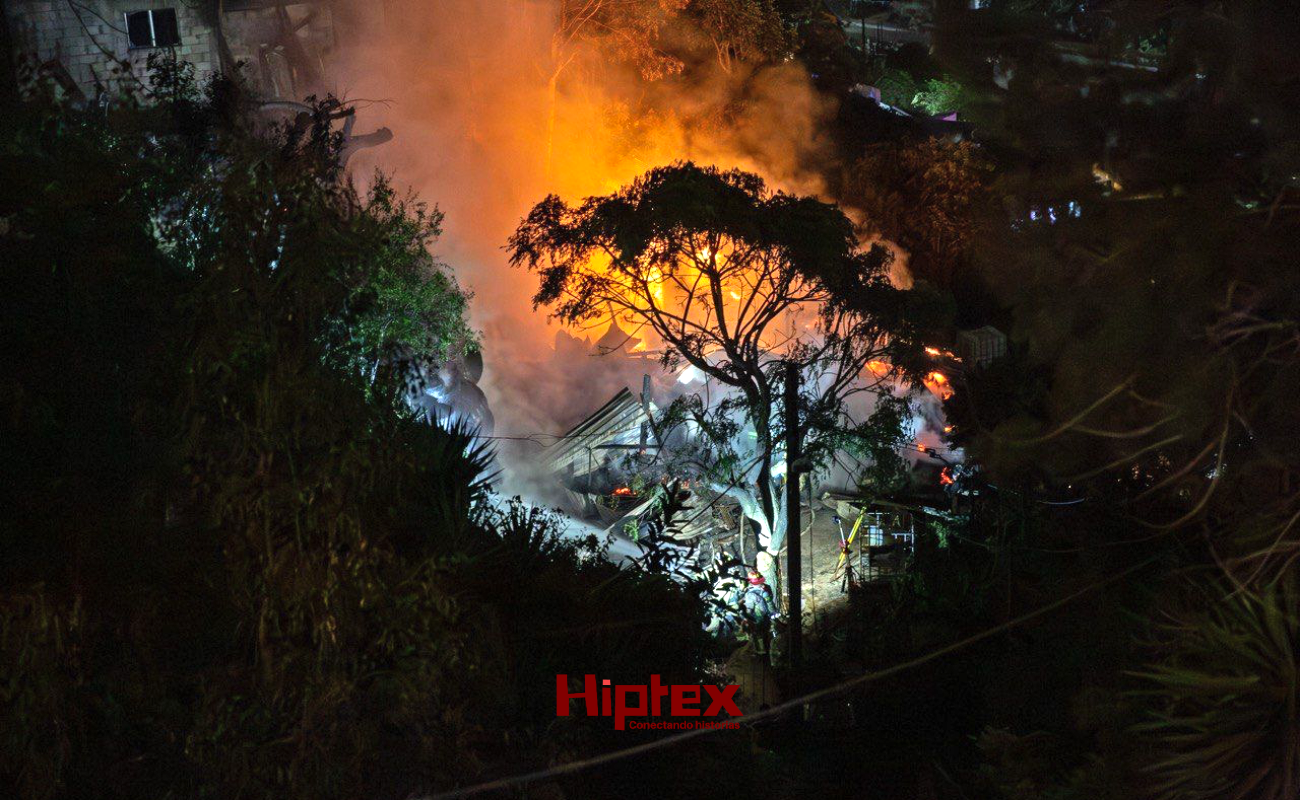 Trabajaron alrededor de 15 elementos y tres estaciones para sofocar el fuego.