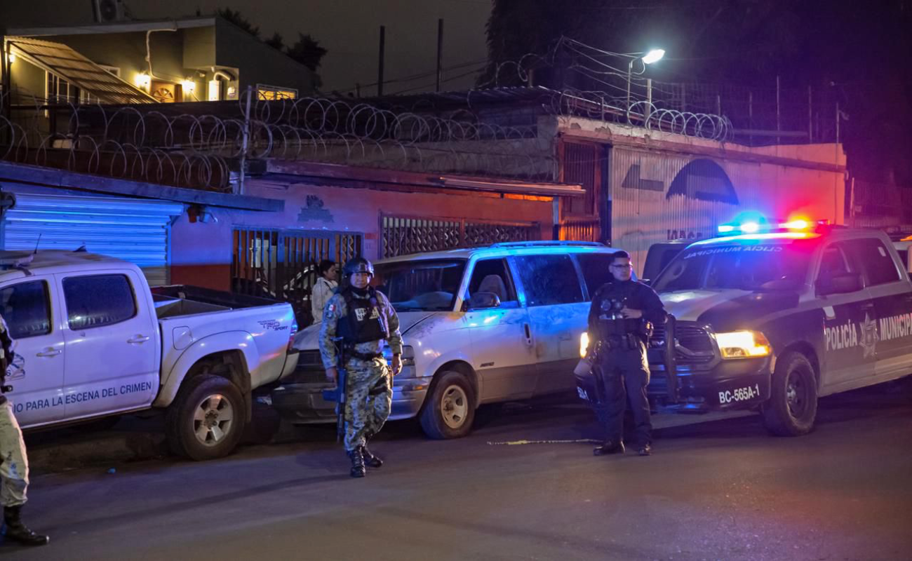 Hallan dos cuerpos encobijados en panel abandonada en la Sánchez Taboada