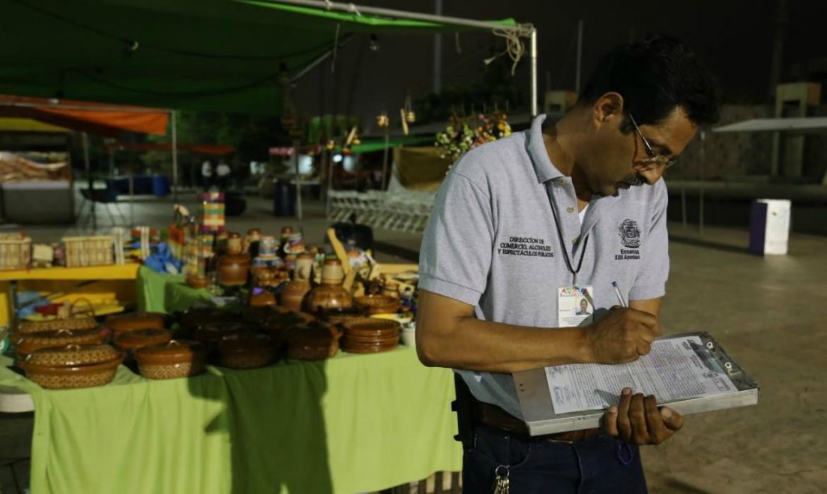 Desalojan a indígenas artesanos de la Plaza Cívica