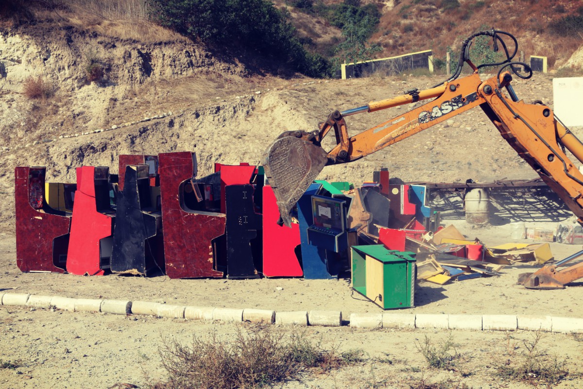 La PGR Delegación en Baja California llevó a cabo la destrucción de 76 máquinas tragamonedas.