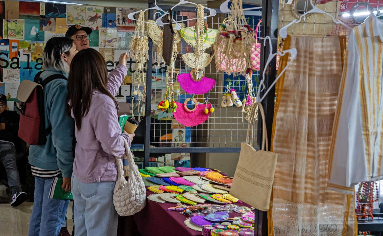 Artesanos textiles de todo el país llenan de color y tradición el CECUT