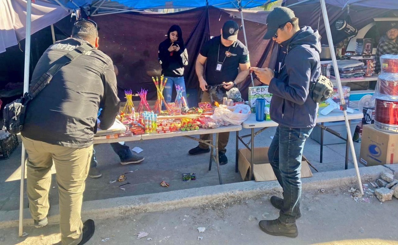 Los operativos, realizados en mercados sobre ruedas, buscan prevenir accidentes y daños a la salud por el uso de pirotecnia.