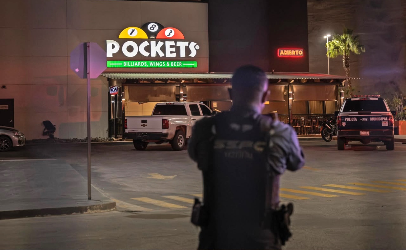 Balean a hombre en el estacionamiento de Plaza Monarca; se refugia en el Pockets