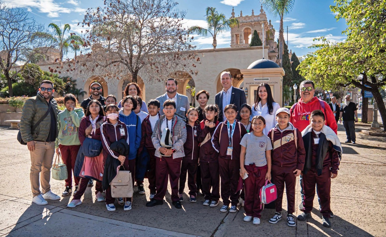 Acompaña Ismael Burgueño a estudiantes de Tijuana a recorrido binacional al Museo de Arte de San Diego
