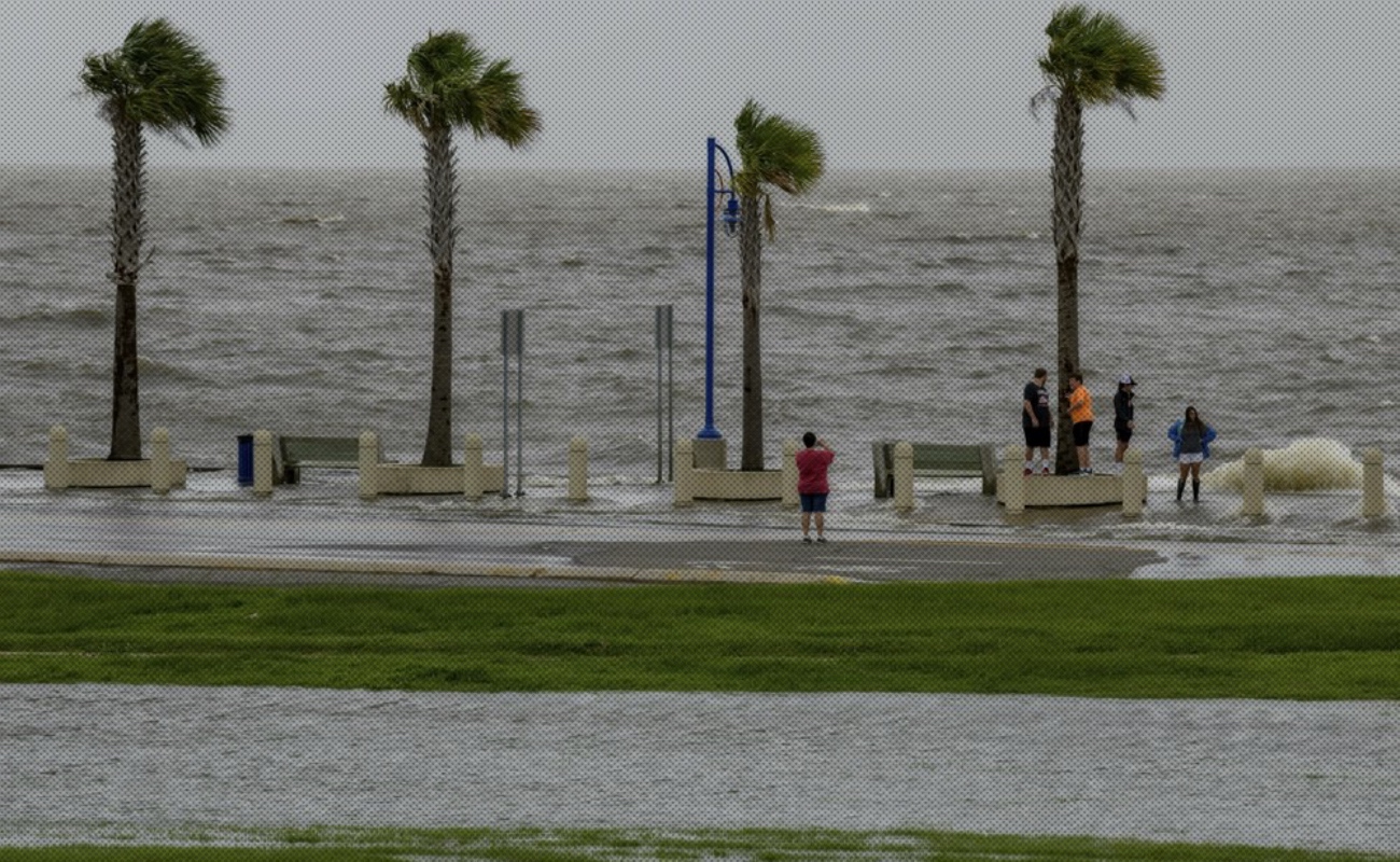 Desde el pasado jueves, el presidente Donald Trump declaró emergencia por el arribo de Barry.