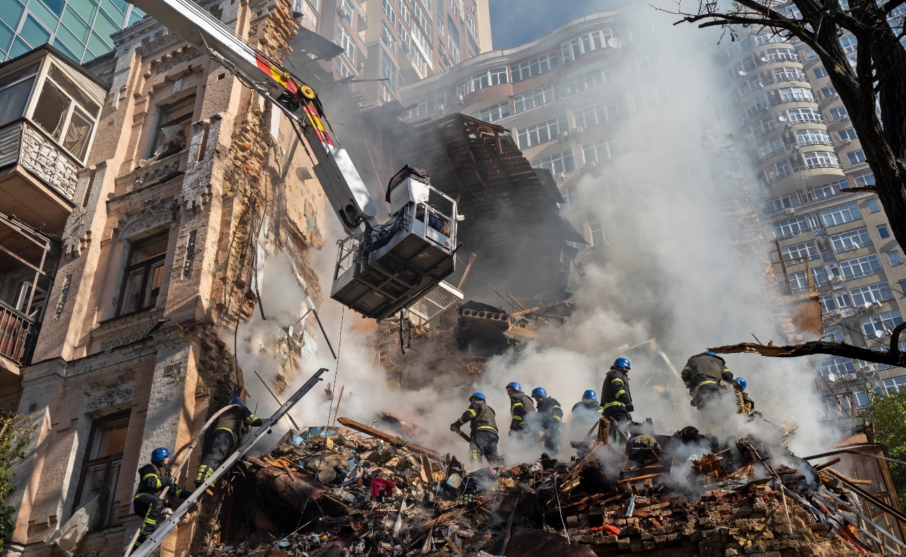 Equipos de emergencia trabajan en una zona afectada por un ataque con drones en la región de Kyiv, mientras Rusia y Ucrania realizan un nuevo intercambio de prisioneros de guerra.