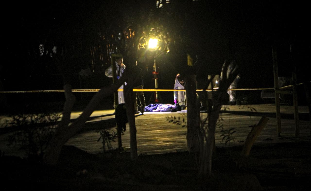 El agresor huyó a pien del lugar.