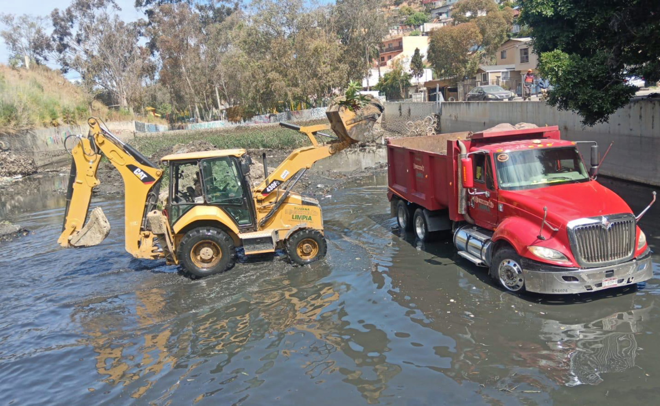 Realizan labores de limpieza de desarenadores de la ciudad