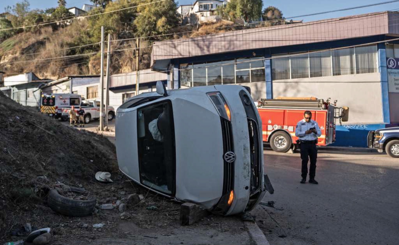 Conductor sale ileso tras caer con su vehículo desde un puente