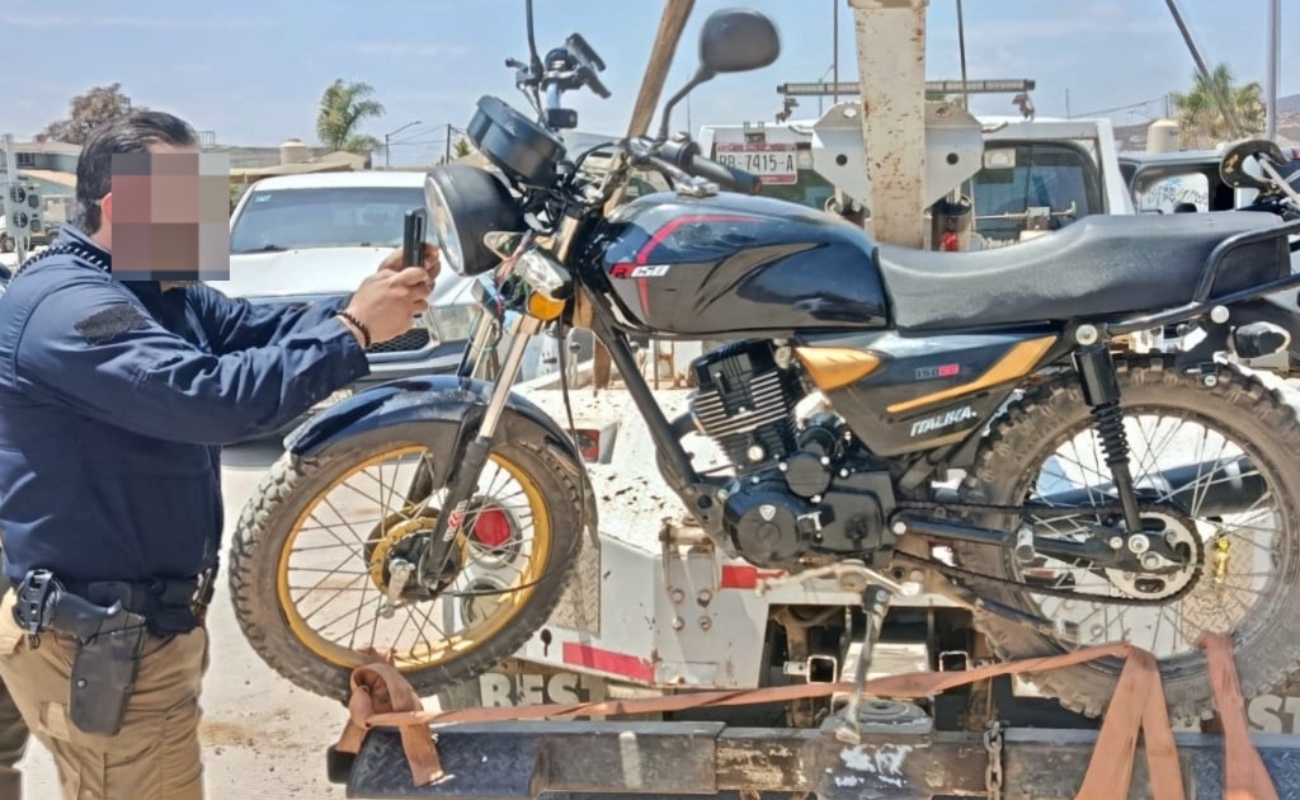 Fiscalía asegura motocicleta con reporte de robo durante cateo