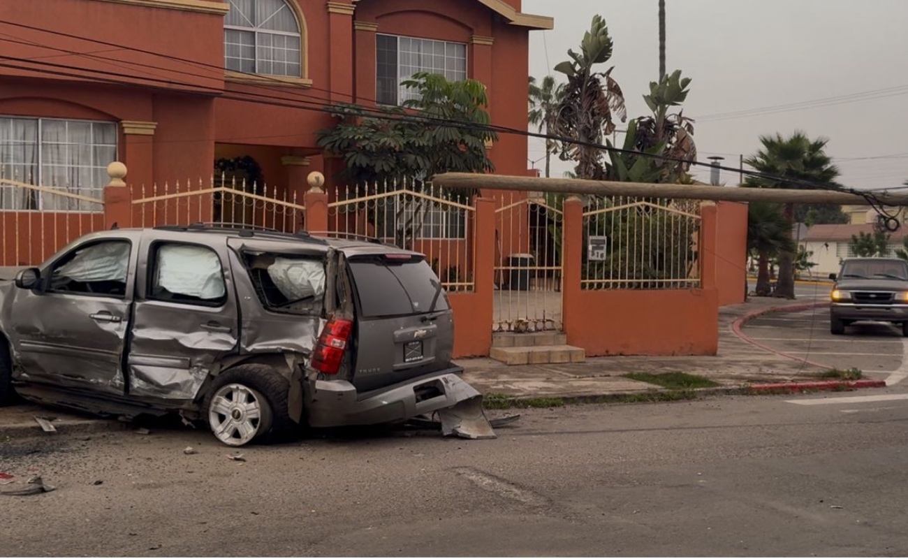 Policía en camioneta sin placas choca dos vehículos y tumba postes