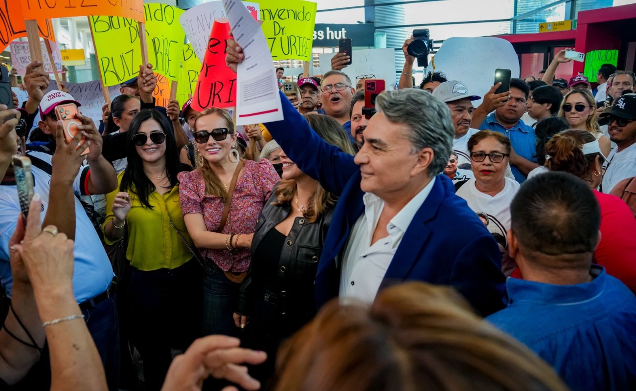 Con pancartas y porras reciben a Ruiz Uribe en el aeropuerto internacional de Tijuana
