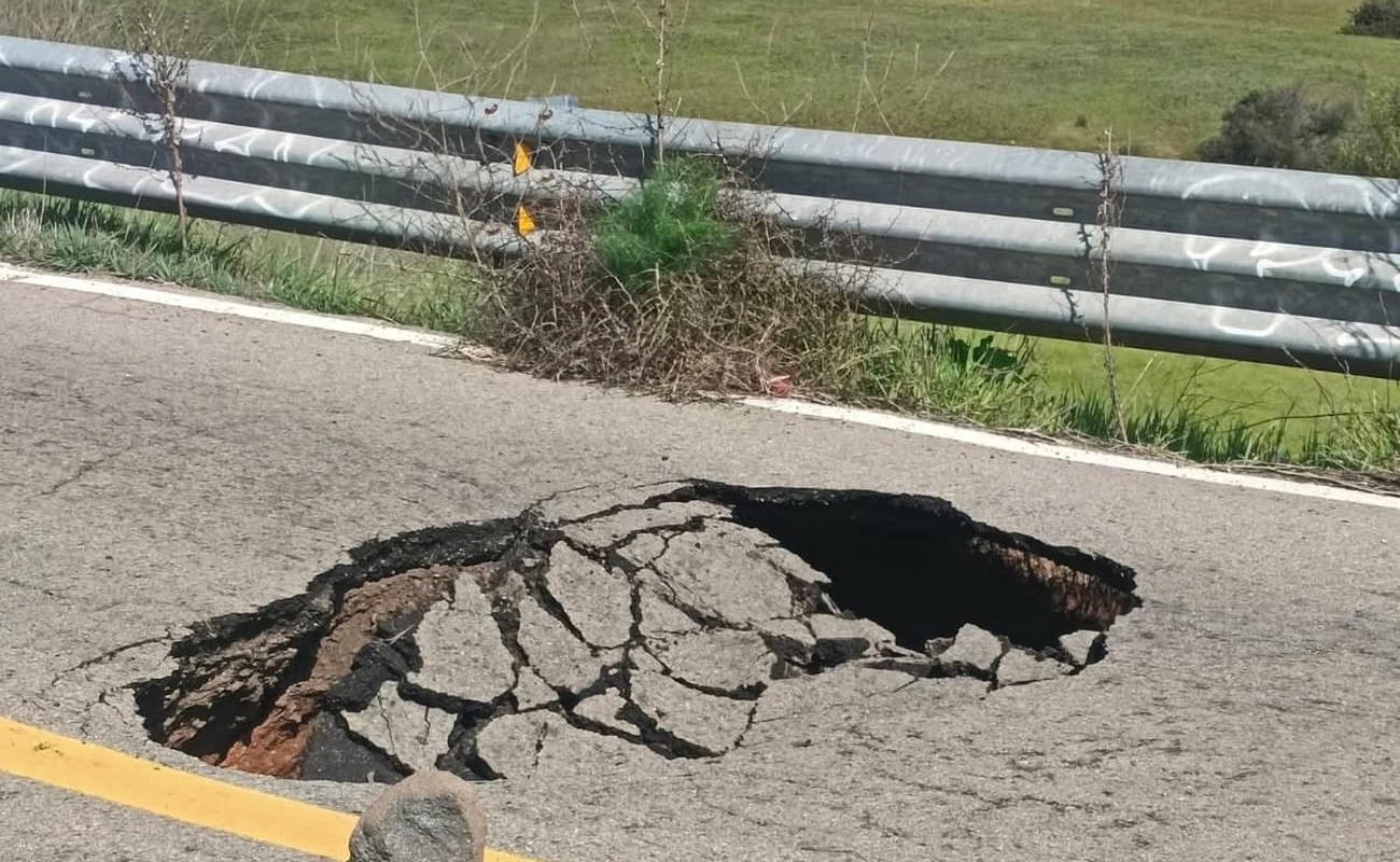 Se abre socavón en la carretera libre Ensenada-Tijuana