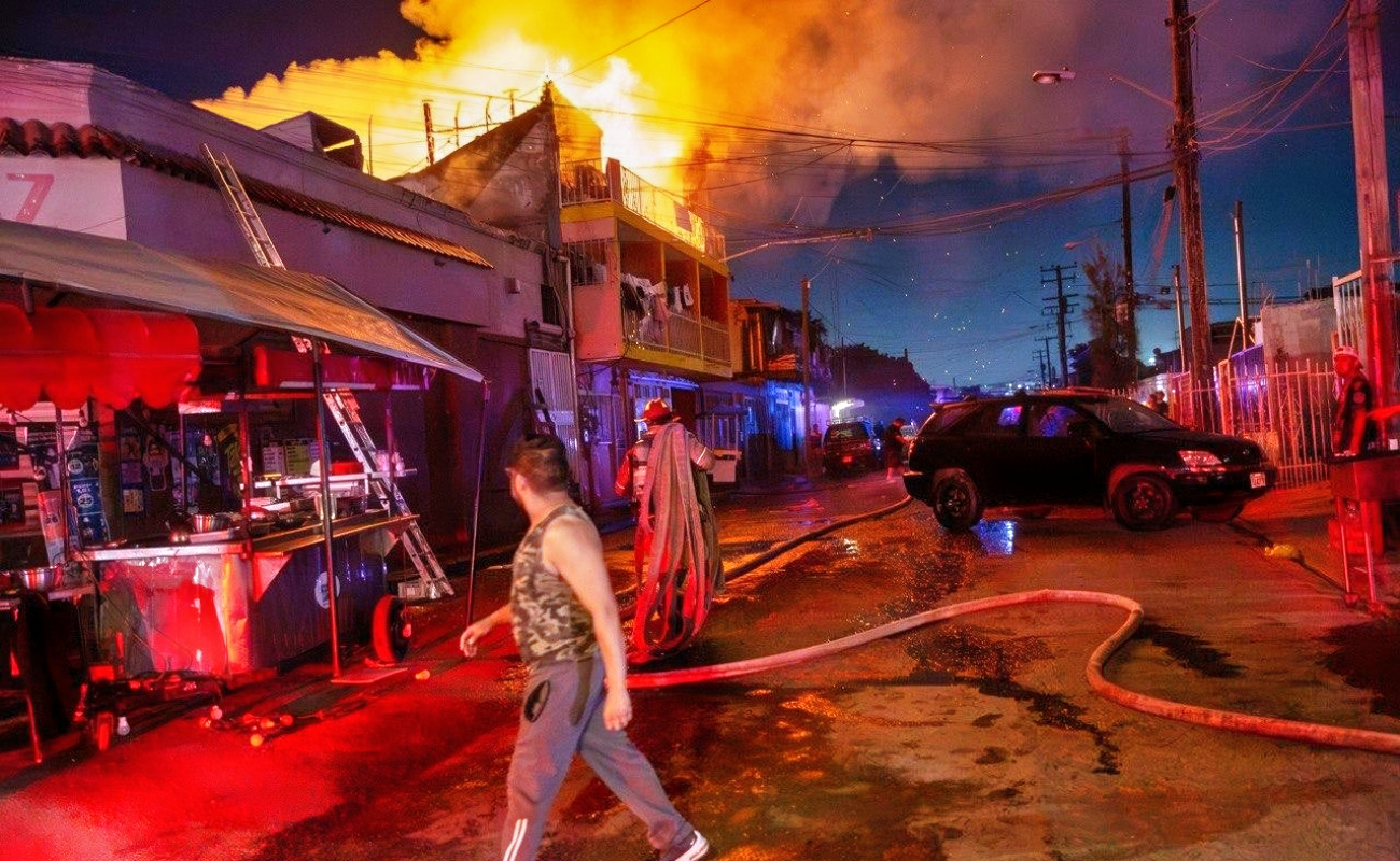 Incendio en Infonavit Murúa afecta tres departamentos y deja dos hombres con graves quemaduras