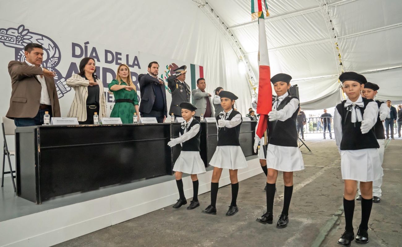 Se rindieron honores a la bandera y se entregaron reconocimientos a la mejor abanderada, la mejor voz de mando y a las escuelas ganadoras del Concurso de Escoltas de Bandera.