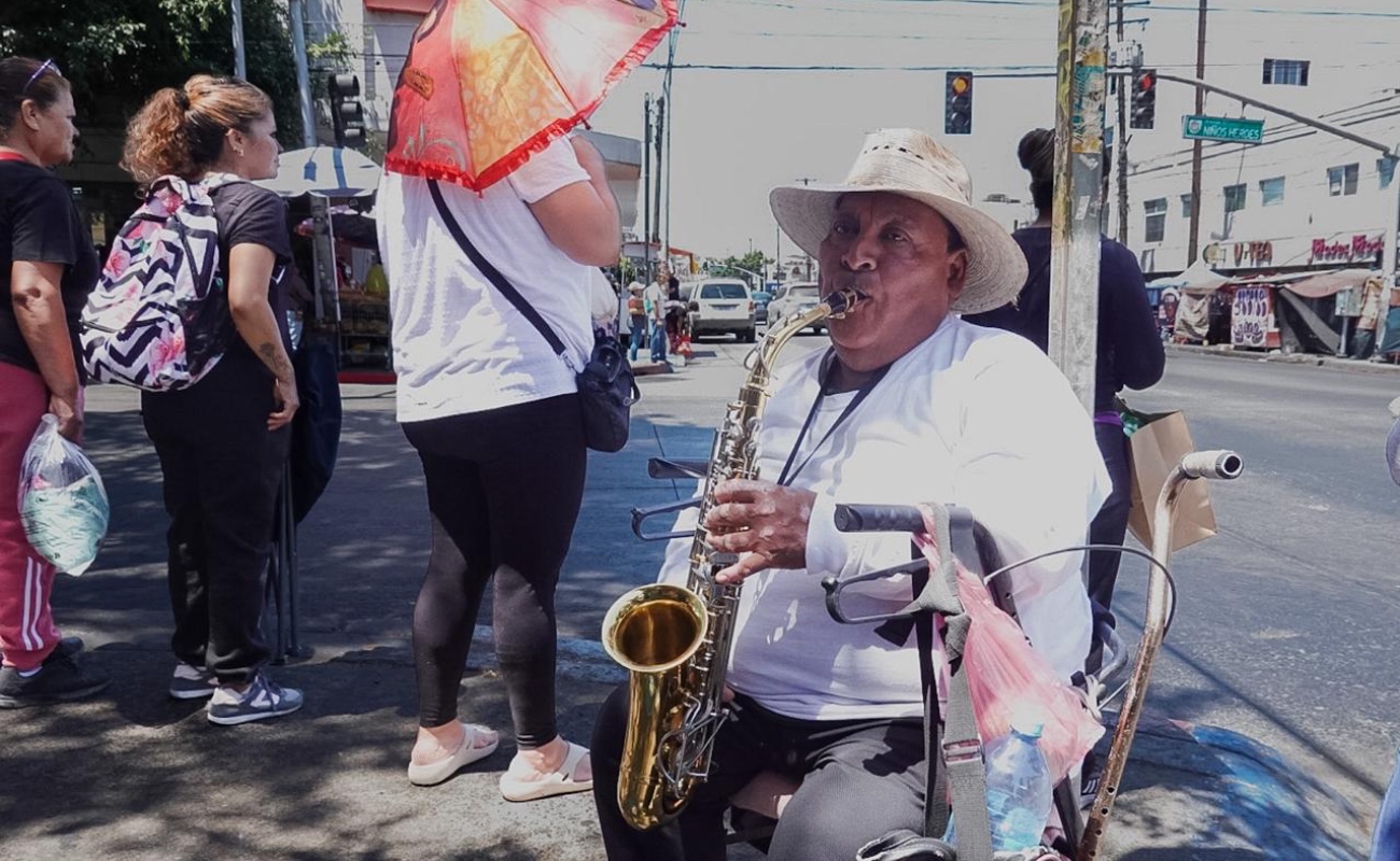 Félix, adulto mayor con discapacidad, encuentra en la música su sustento diario en el Centro de Tijuana