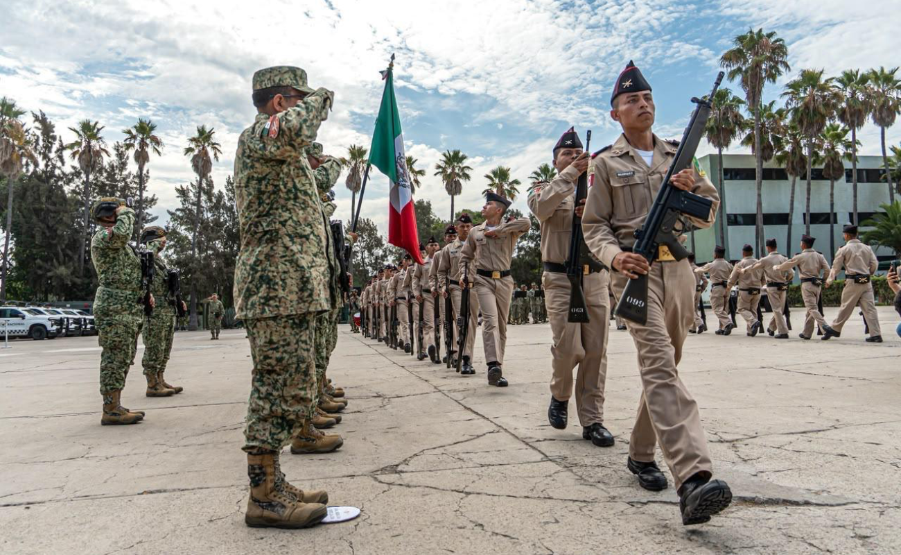 Reconozco a los jóvenes que hoy asumieron el compromiso de servir a México con honor, lealtad y responsabilidad, expresó.