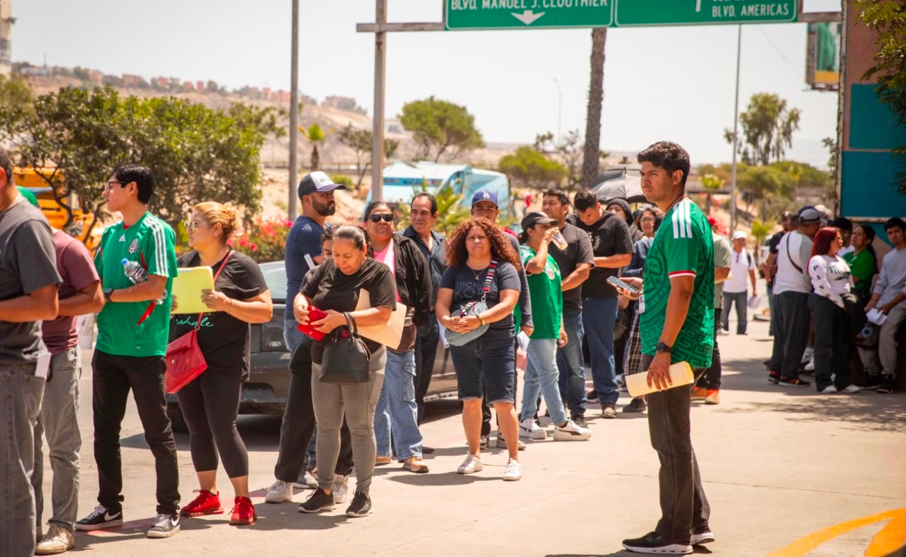 Largas filas marcan el último día para realizar trámites vehiculares sin multas en Tijuana