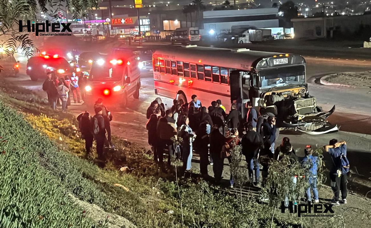 Al sitio acudieron elementos del Cuerpo de Bomberos y paramédicos de la Cruz Roja para brindar atención prehospitalaria.