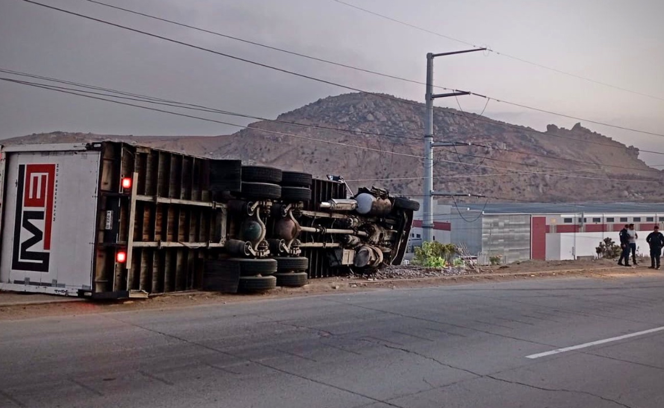 Vuelca camión sobre el bulevar 2000; conductor resulta ileso