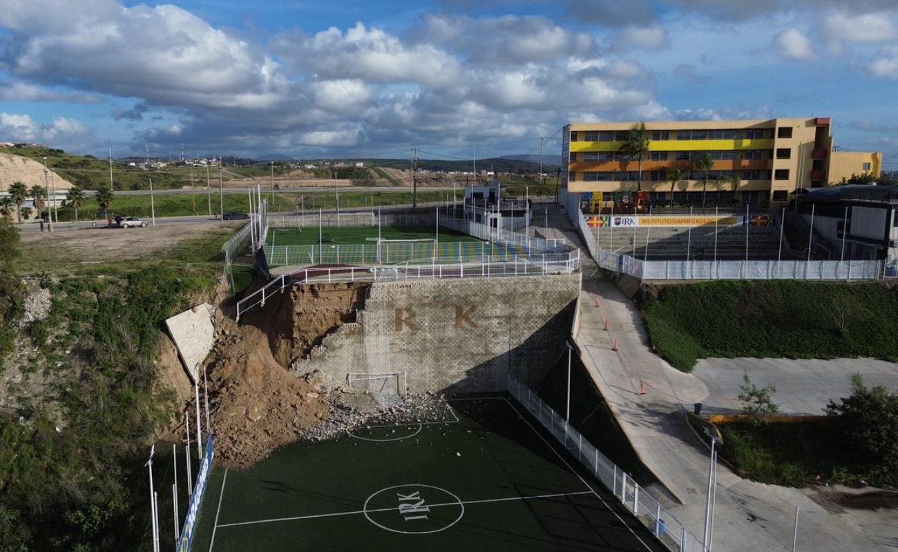 Un deslave de tierra provocado por las recientes lluvias en la región ocasionó el colapso de una barda en canchas del Instituto Kolbe.