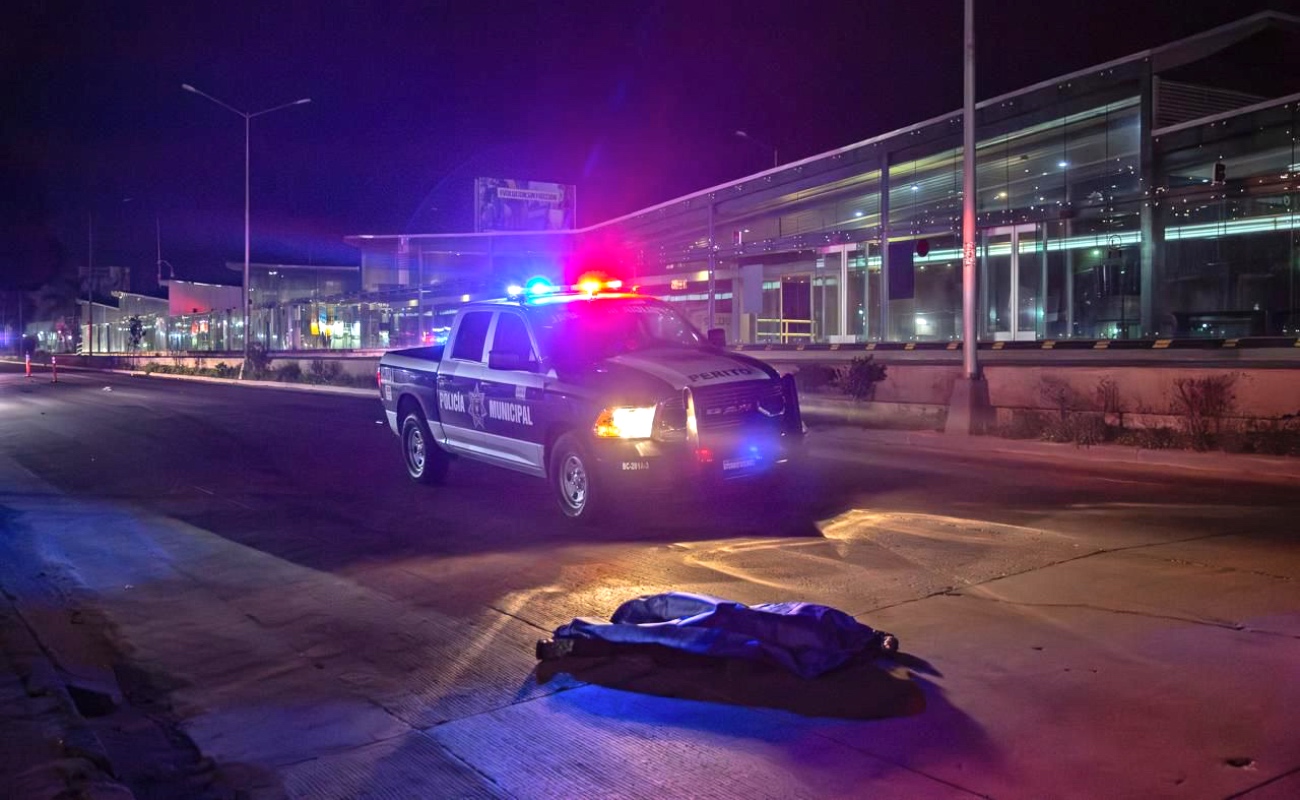 En el lugar fue localizada una bicicleta color rosa, así como el cuerpo de la víctima, quien quedó tendido varios metros adelante tras el fuerte impacto.