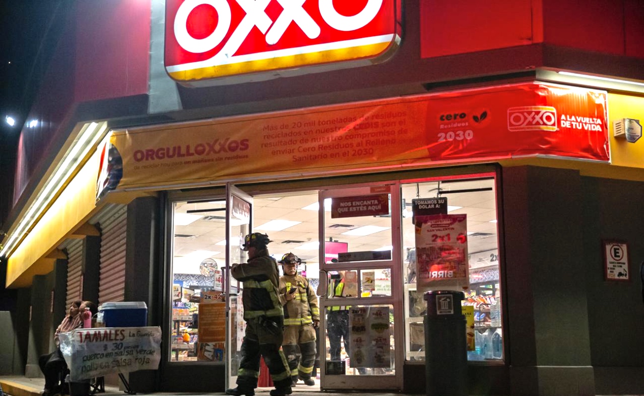 Intentan incendiar un OXXO en Los Laureles