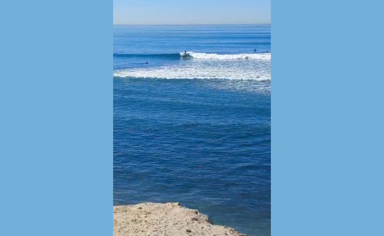 Denuncian surfistas derrame de diésel en playa 3 Emes