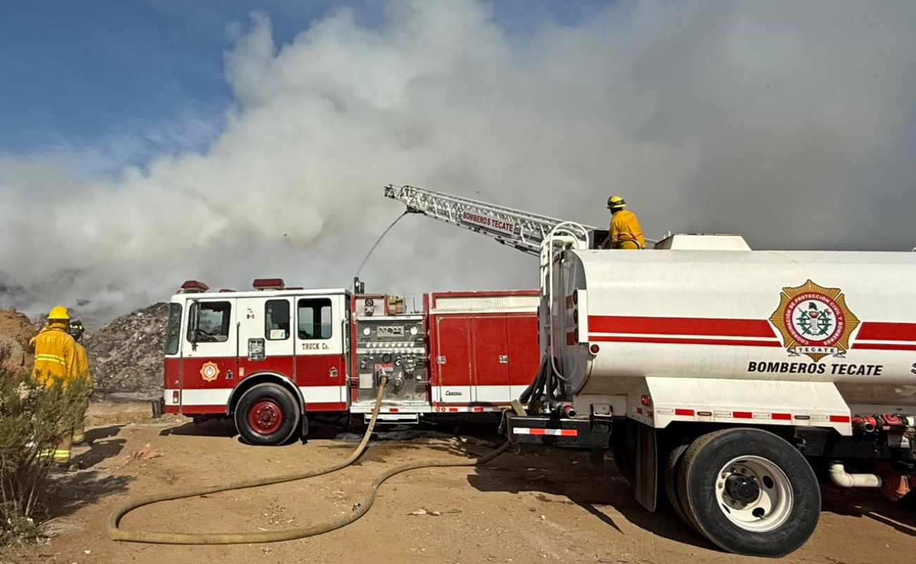 Atiende bomberos de Tecate incendio en centro de transferencia