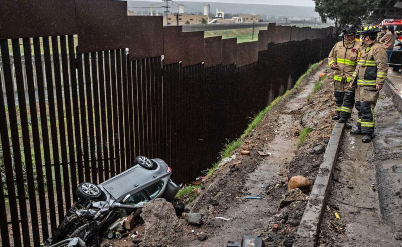 Conductor sale ileso tras volcarse en la Avenida Internacional