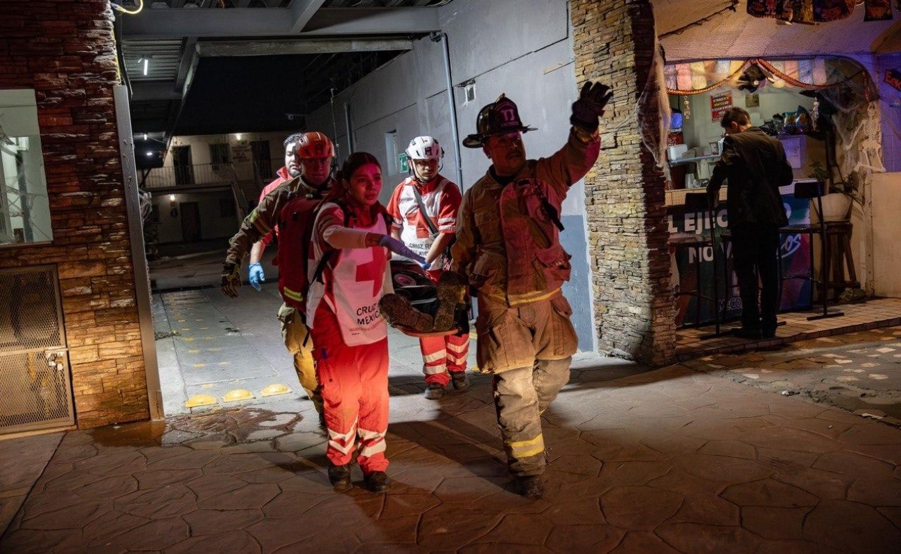 Rescatan a hombre atrapado entre dos paredes en la colonia Guillén