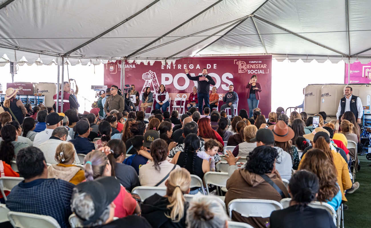 Entrega Ismael Burgueño apoyos sociales a familias tijuanenses