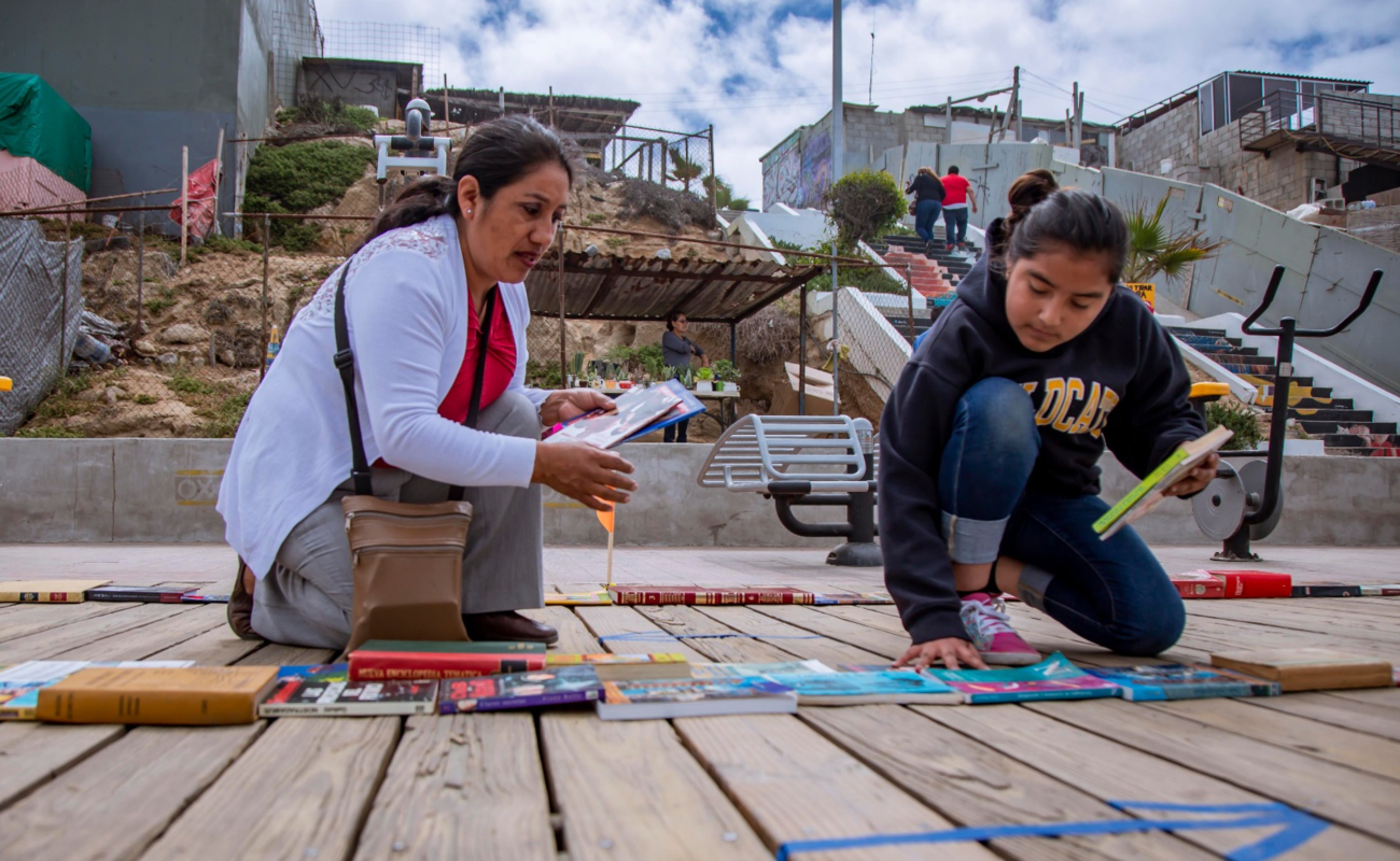 Sobre el andador turístico de Playas de Tijuana se "armó" el kilómetro de libros.