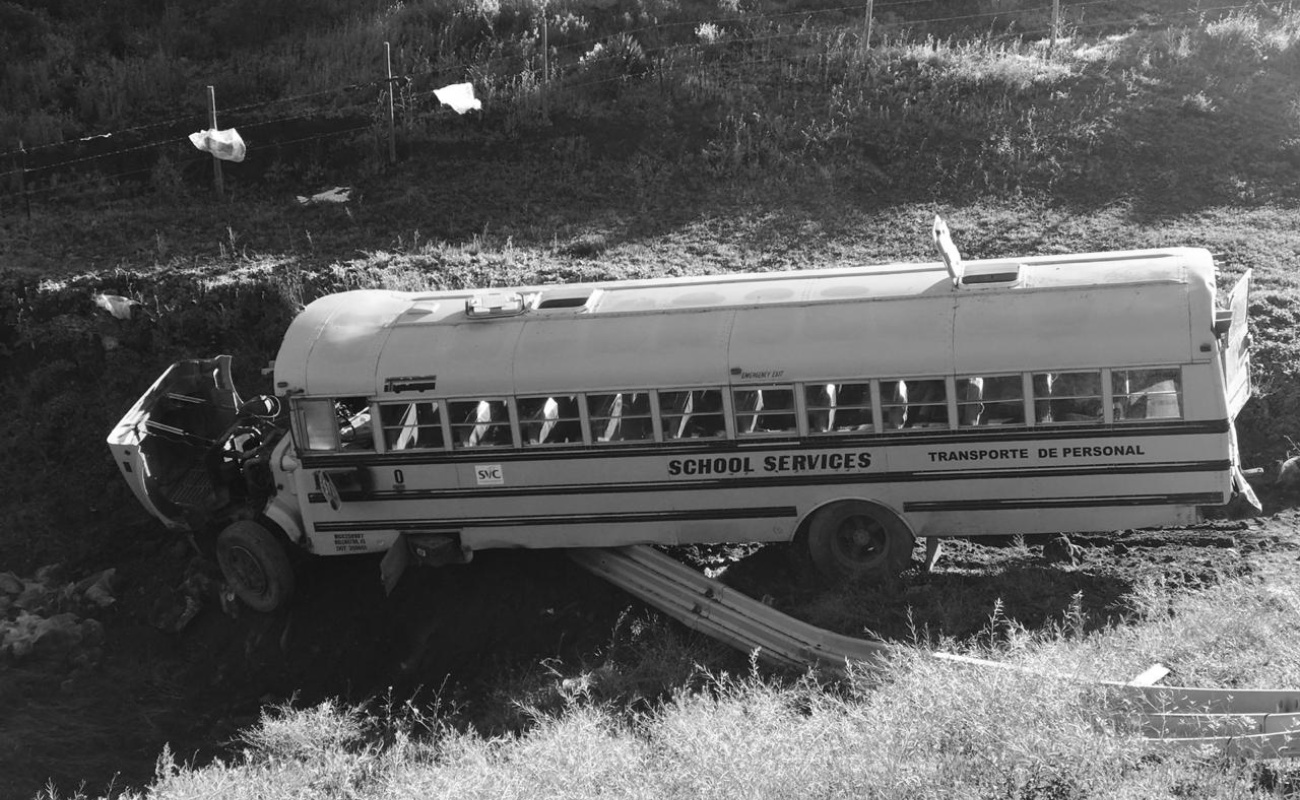 En el sitio, se hicieron presentes elementos policiacos, de bomberos y de Cruz Roja para el auxilio en el rescate de las víctimas.