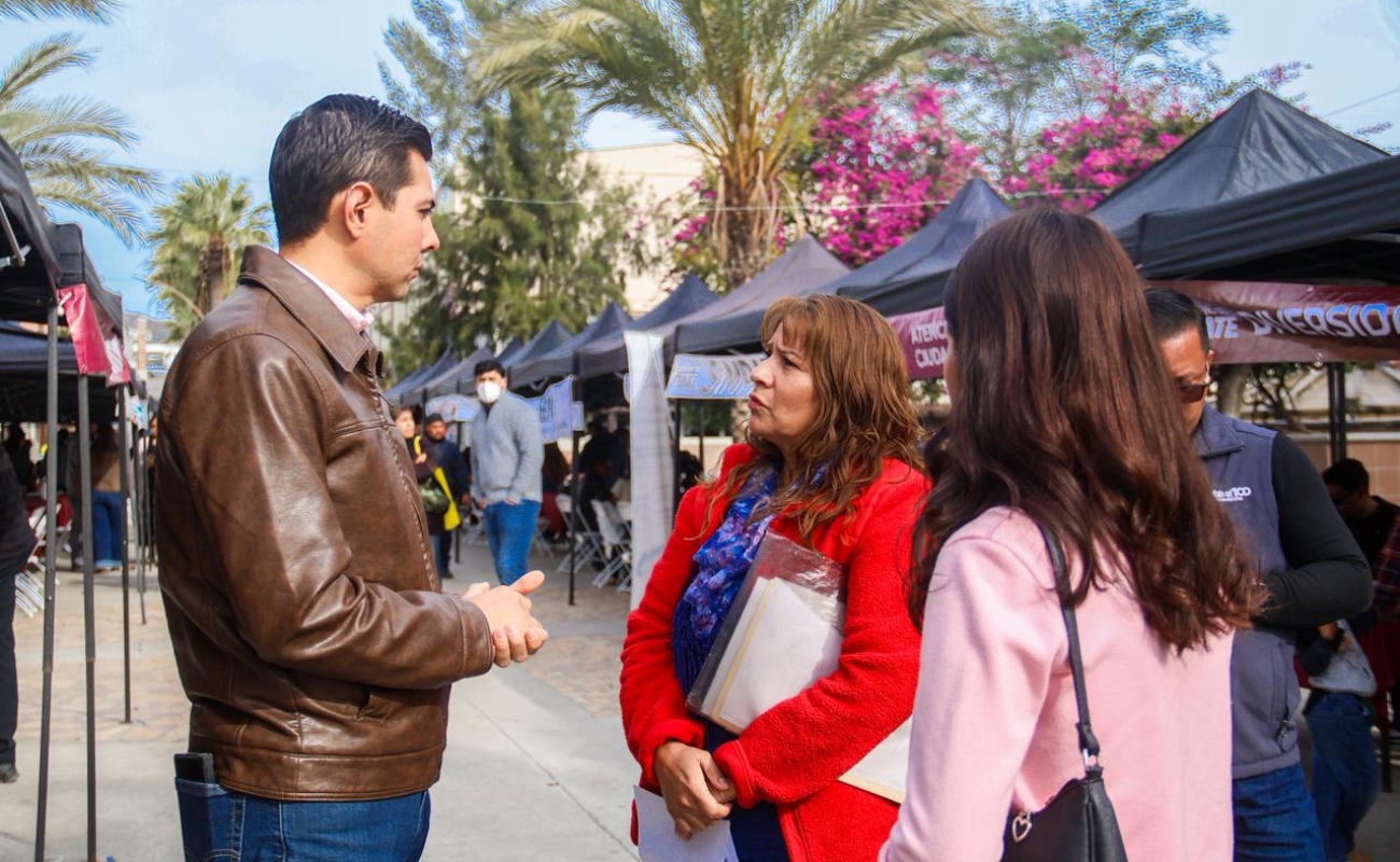 El Alcalde Román Cota Muñoz atendió personalmente a  los tecatenses.