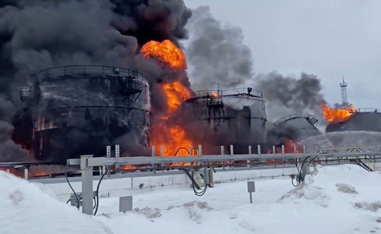 Explosión en una refinería rusa en la región de Bryansk tras un ataque atribuido a drones ucranianos. Kiev asegura que los operativos buscan frenar la financiación de la ofensiva militar del Kremlin.